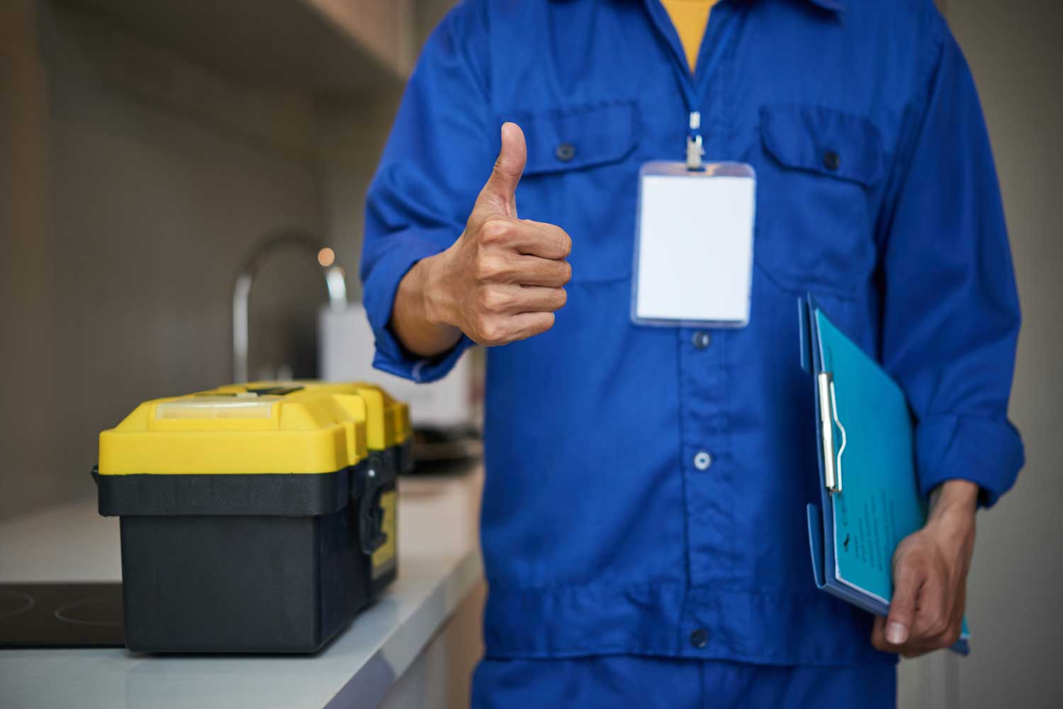 Técnico dando su visto bueno de la reparación